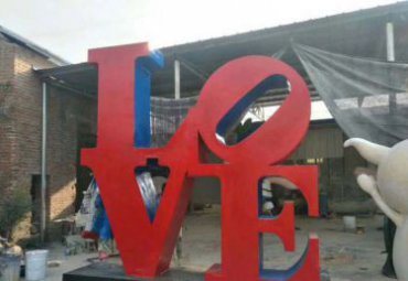 公园广场玻璃钢红色love字符爱情主题雕塑