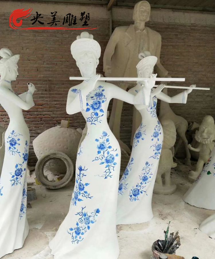 玻璃钢青花演奏吹笛抽象人物小区园林景观雕塑图片 玻璃钢青花演奏吹笛抽象人物小区园林景观雕塑图片