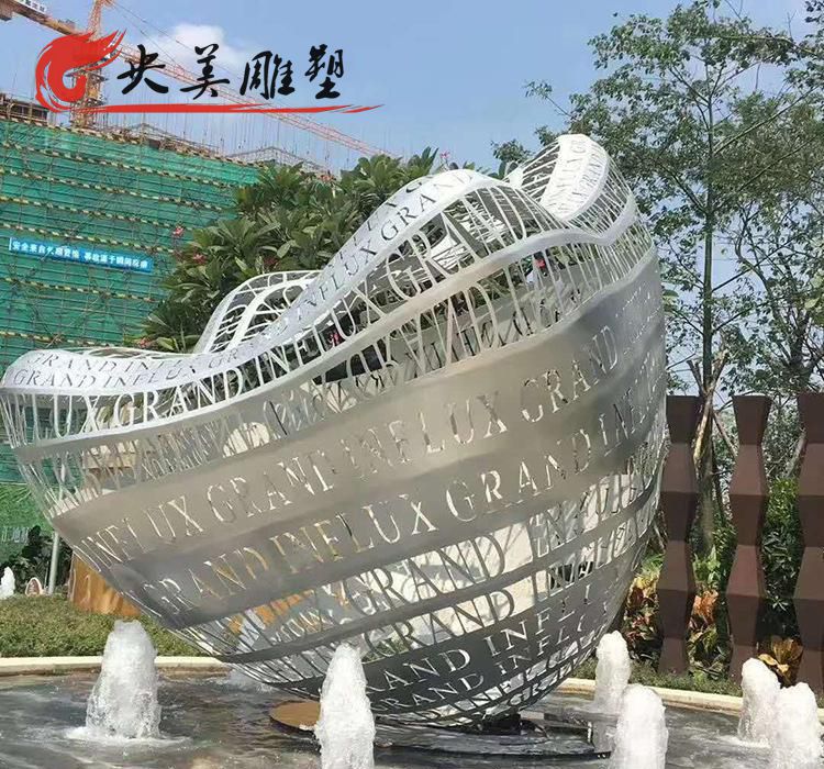小区花园水池摆放不锈钢镂空抽象元宝景观雕塑图片 小区花园水池摆放不锈钢镂空抽象元宝景观雕塑图片