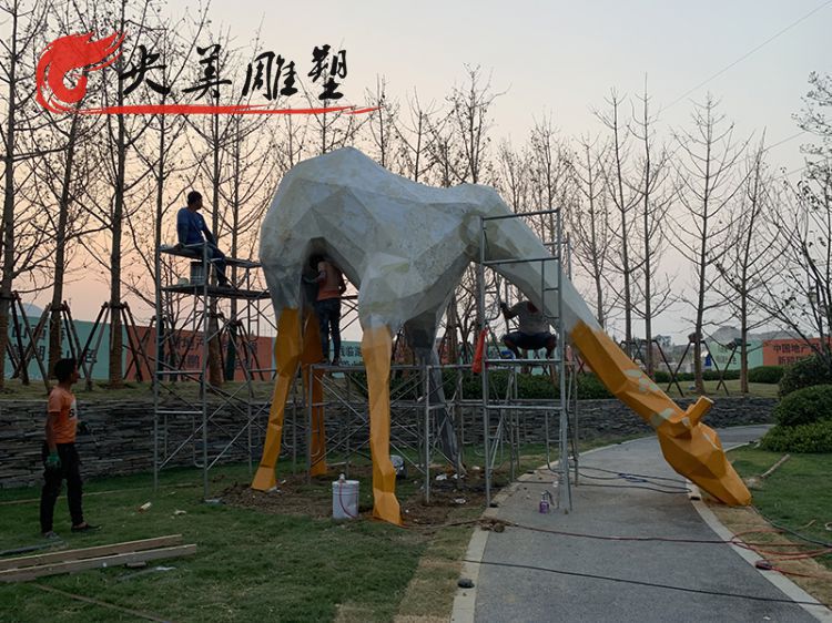 园林动物景观大型玻璃钢几何抽象长颈鹿雕塑图片 园林动物景观大型玻璃钢几何抽象长颈鹿雕塑图片