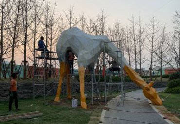 园林动物景观大型玻璃钢几何抽象长颈鹿雕塑