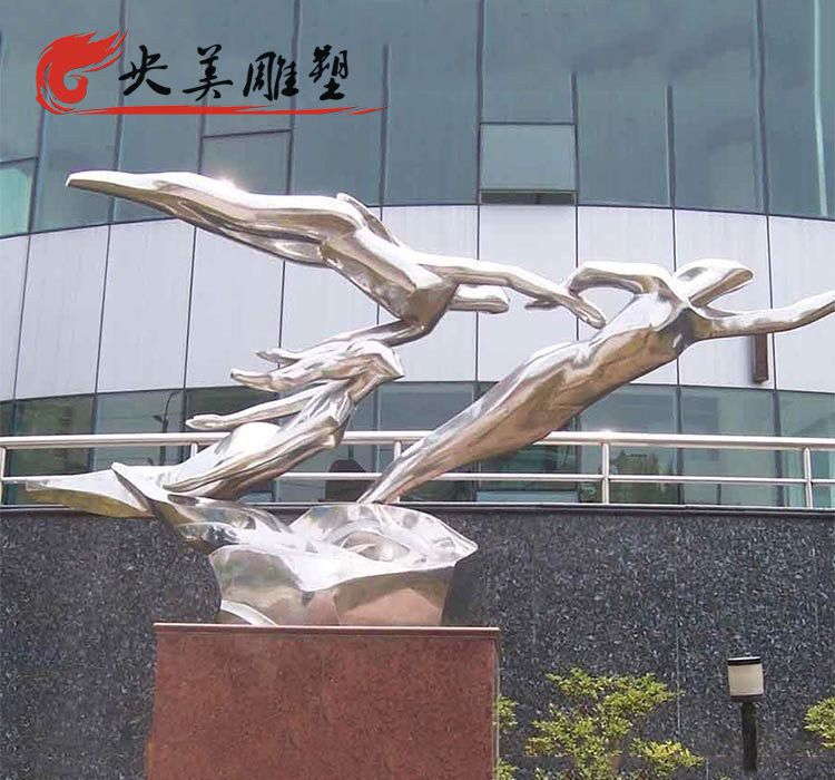 体育馆户外摆放抽象不锈钢镜面游泳运动人物雕塑图片 体育馆户外摆放抽象不锈钢镜面游泳运动人物雕塑图片