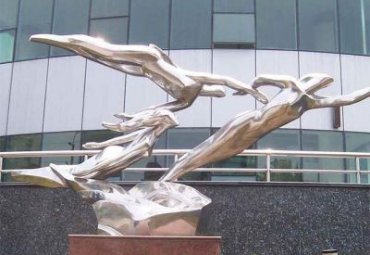 体育馆户外摆放抽象不锈钢镜面游泳运动人物雕塑