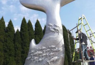 景区广场摆放大型玻璃钢抽象鱼尾景观标识雕塑