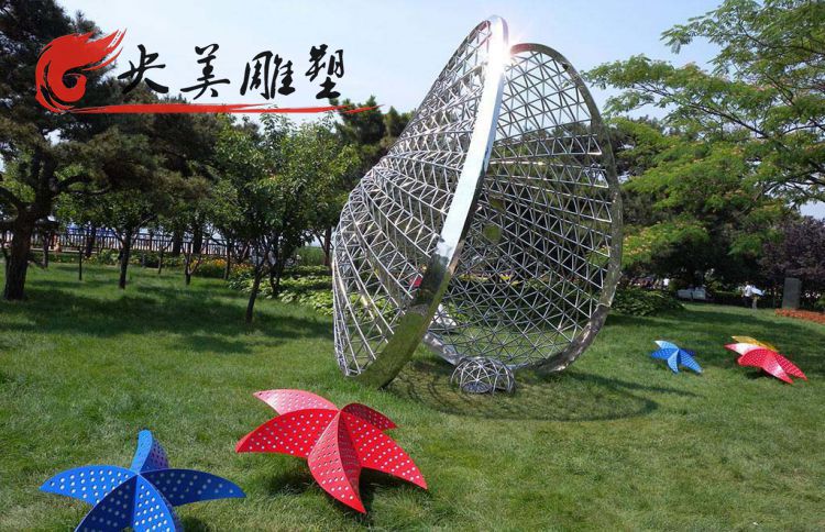 景区公园户外草地摆放抽象不锈钢镂空贝壳雕塑图片