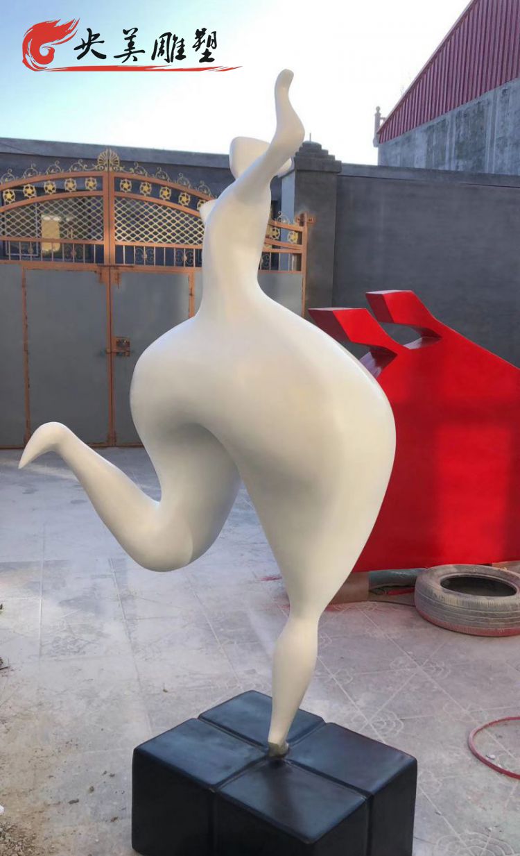 商业广场摆放创意玻璃钢抽象人物雕塑图片 商业广场摆放创意玻璃钢抽象人物雕塑图片