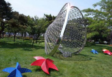 景区公园户外草地摆放抽象不锈钢镂空贝壳雕塑