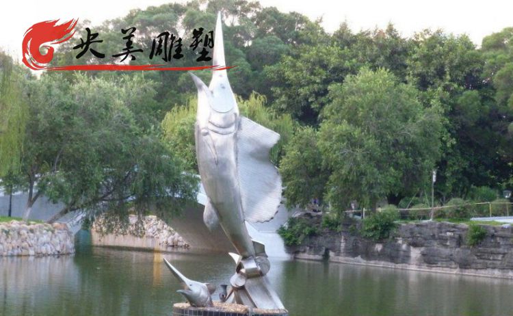 景区公园水池摆放大型不锈钢鱼标识景观雕塑图片