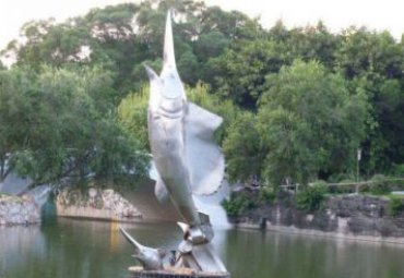 景区公园水池摆放大型不锈钢鱼标识景观雕塑