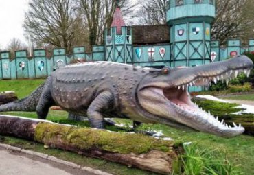 城市园林动物园大型创意玻璃钢仿真鳄鱼景观雕塑