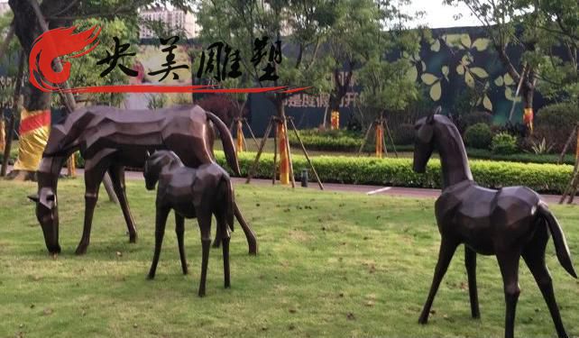 小区户外园林摆放玻璃钢仿铜几何马群雕塑图片 小区户外园林摆放玻璃钢仿铜几何马群雕塑图片