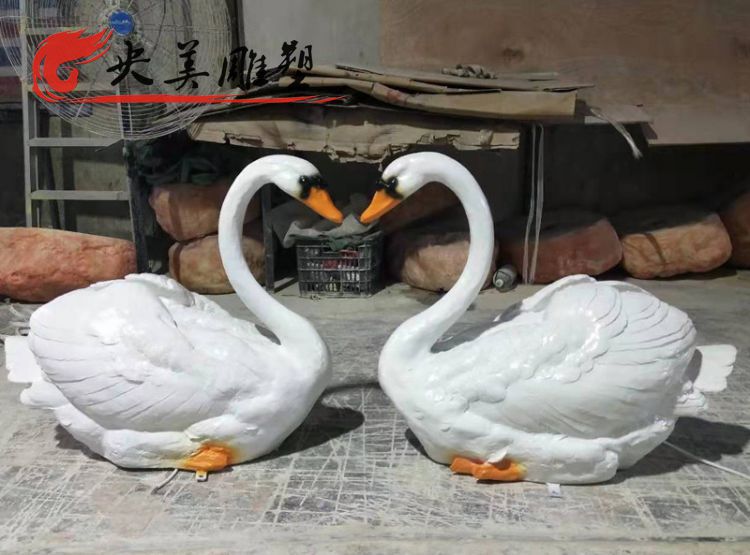 小区园林玻璃钢仿真爱心天鹅雕塑图片 小区园林玻璃钢仿真爱心天鹅雕塑图片