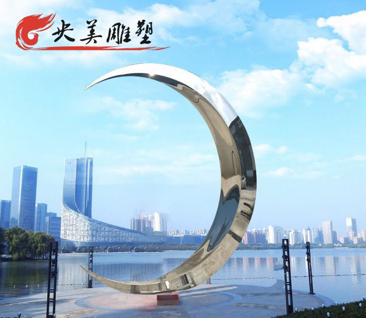 海边不锈钢镜面几何立体大型城市景观月亮雕塑图片