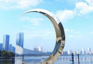 海边不锈钢镜面几何立体大型城市景观月亮雕塑