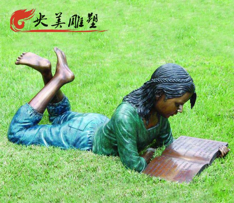 公园园林摆放玻璃钢仿铜趴姿看书西方女孩雕像图片 公园园林摆放玻璃钢仿铜趴姿看书西方女孩雕像图片