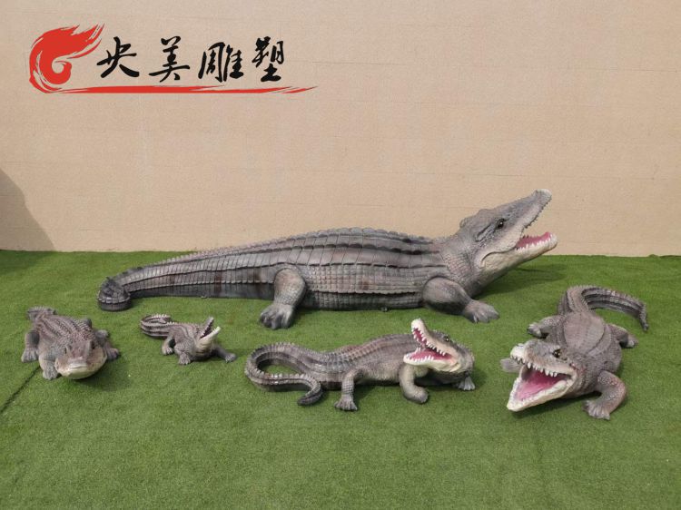 动物园户外摆放玻璃钢仿真鳄鱼动物小品组合雕塑图片 动物园户外摆放玻璃钢仿真鳄鱼动物小品组合雕塑图片