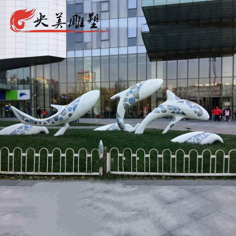 购物广场中心摆放玻璃钢彩绘抽象海豚群景观雕塑图片