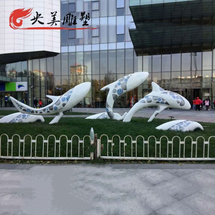 购物广场中心摆放玻璃钢彩绘抽象海豚群景观雕塑图片 购物广场中心摆放玻璃钢彩绘抽象海豚群景观雕塑图片