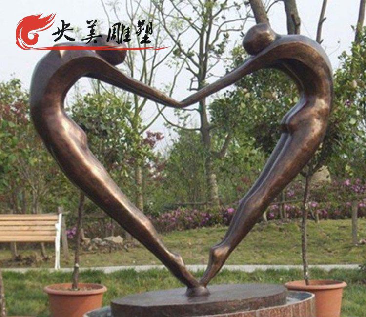 公园园林户外摆放玻璃钢仿铜抽象人物心型景观雕塑图片 公园园林户外摆放玻璃钢仿铜抽象人物心型景观雕塑图片