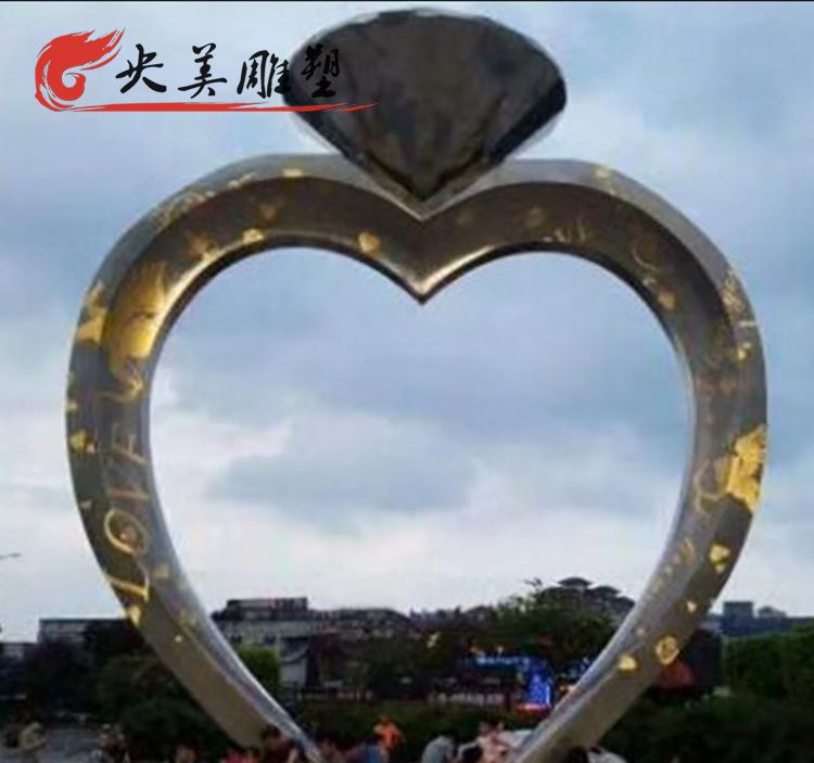 商场户外摆放不锈钢心型钻石戒指景观雕塑图片 商场户外摆放不锈钢心型钻石戒指景观雕塑图片