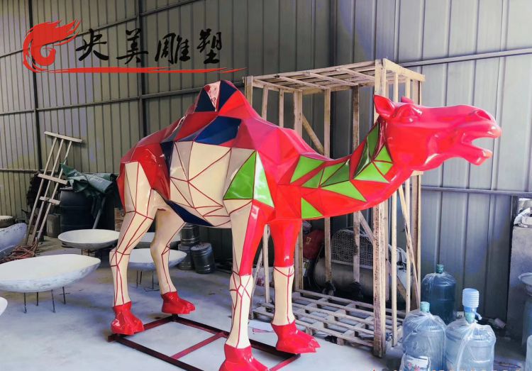 景点商场摆放彩绘玻璃钢几何骆驼动物景观雕塑图片