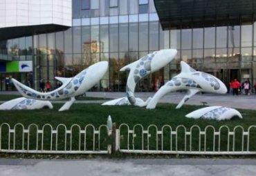 购物广场中心摆放玻璃钢彩绘抽象海豚群景观雕塑