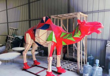 景点商场摆放彩绘玻璃钢几何骆驼动物景观雕塑