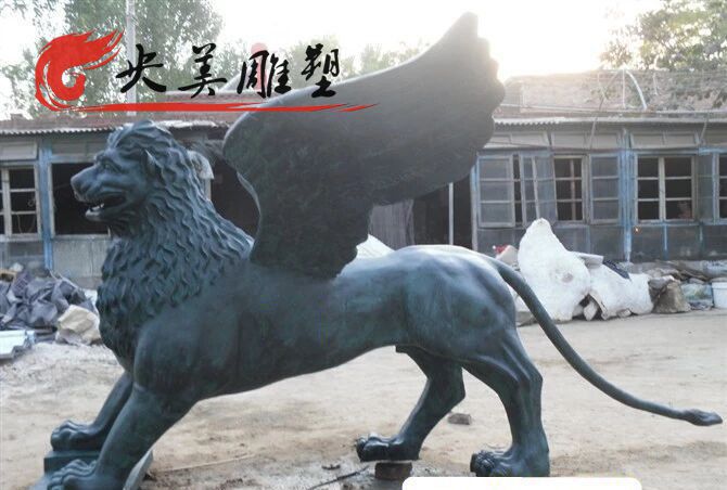 景点广场大型玻璃钢仿铜翅膀西方狮子景观雕塑图片