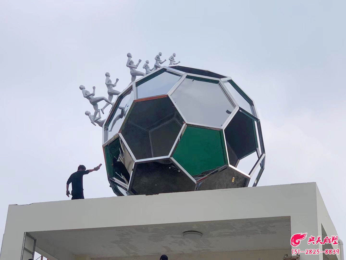 广东梅州市剑英体育馆-足球体育主题景观标识雕塑