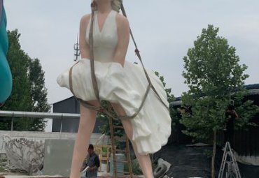 玻璃钢人物玛丽莲梦露雕塑-云南省砚山县七都国际广场案例工程